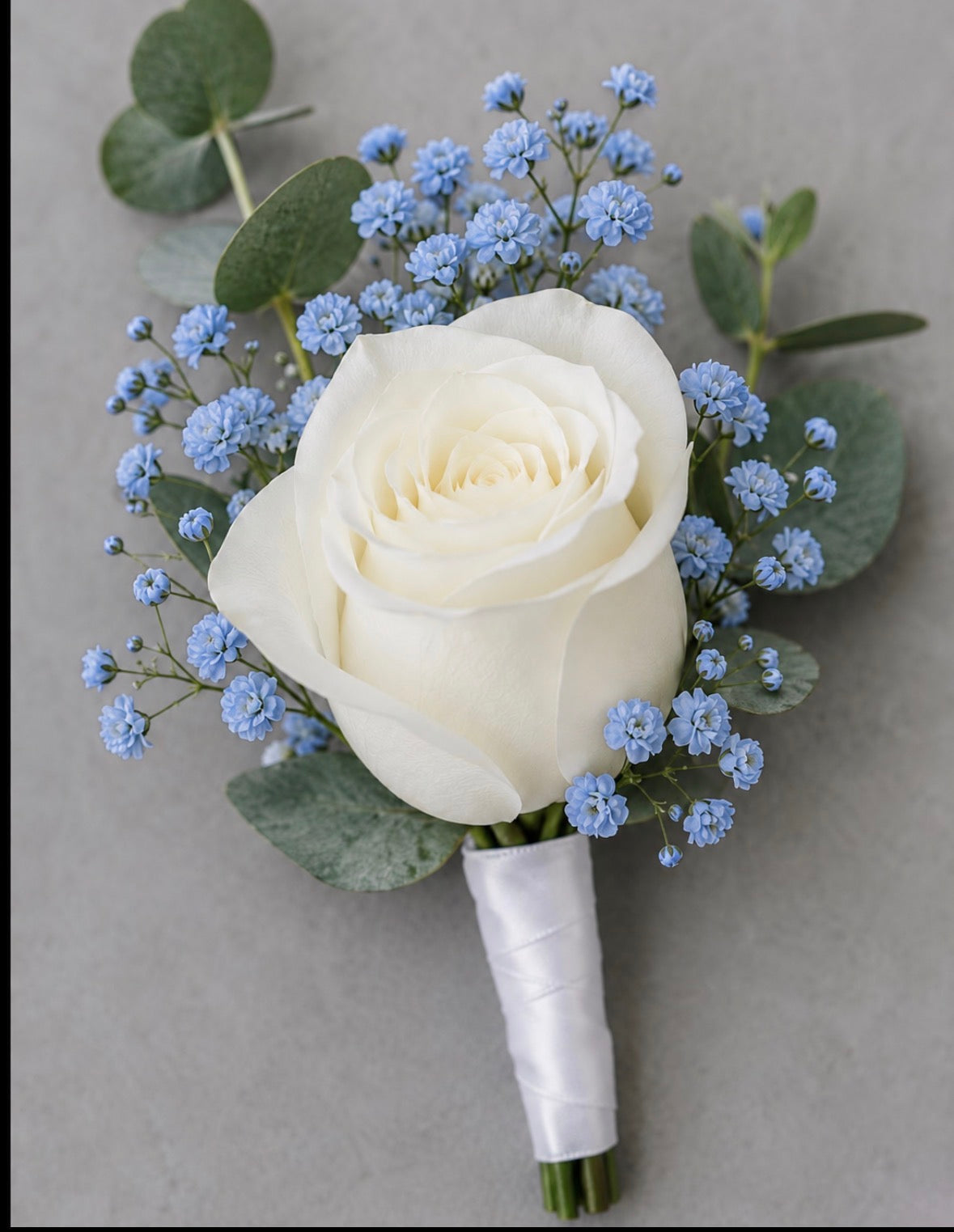 Blue boutonniere without decorative ribbon